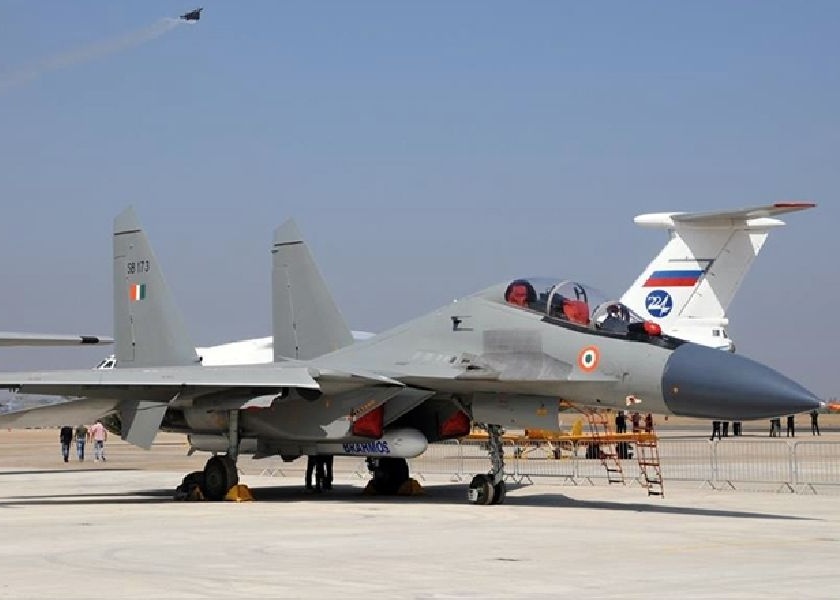Defense Minister Nirmala Sitharaman will fly a sortie in the Sukhoi 30 MKI | संरक्षण मंत्री निर्मला सीतारमण भारताच्या शक्तिशाली फायटर विमानातून अनुभवणार उड्डाणाचा थरार