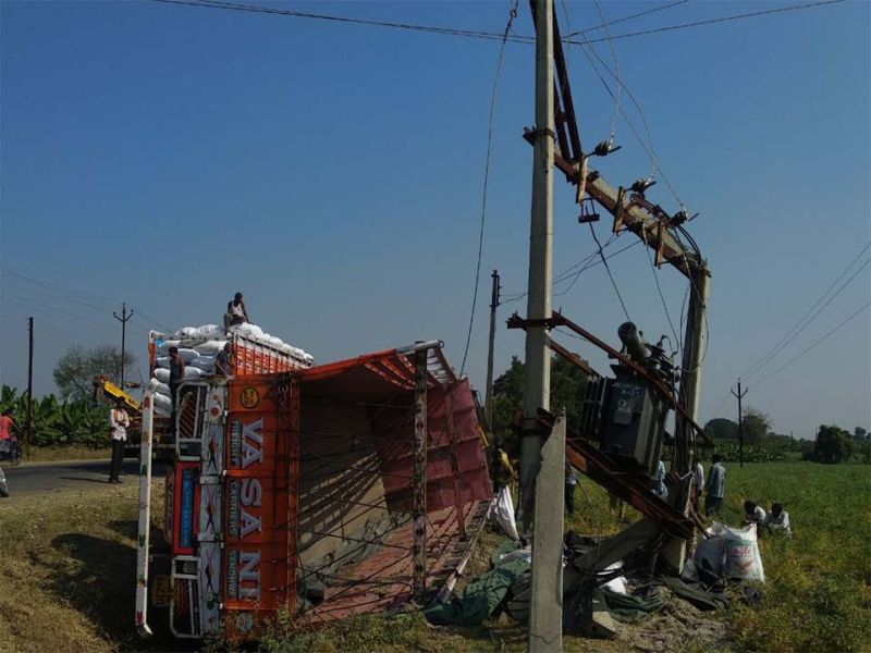 Truck electric power plant near Sultanpur phatayah on Shahada-Khetia road | शहादा-खेतिया रस्त्यावरील सुलतानपूर फाटय़ाजवळ ट्रक विद्युत रोहित्रावर आदळला