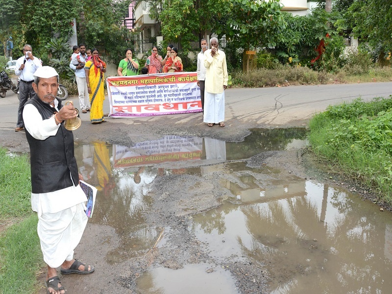 Crackers on the road leading to Guardian Minister Ram Shinde's residence: Citizen's Ghantanad movement | पालकमंत्री राम शिंदे यांच्या निवासस्थानाकडे जाणा-या रस्त्यावरील गटार फुटली : नागरिकांचे घंटानाद आंदोलन