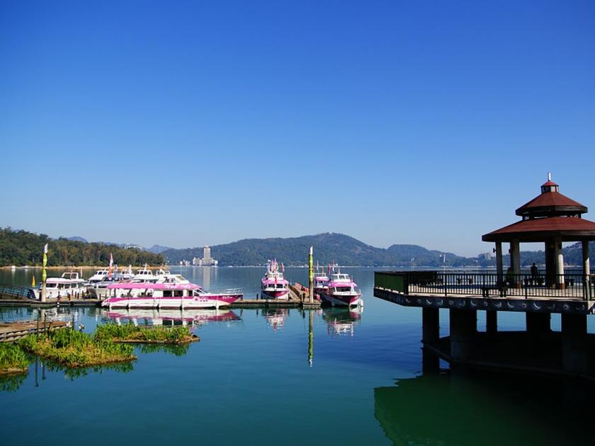 Best destination sun moon lake of taiwan | स्वर्गाहूनी सुंदर... चंद्र-सुर्याप्रमाणे दिसतो 'हा' तलाव