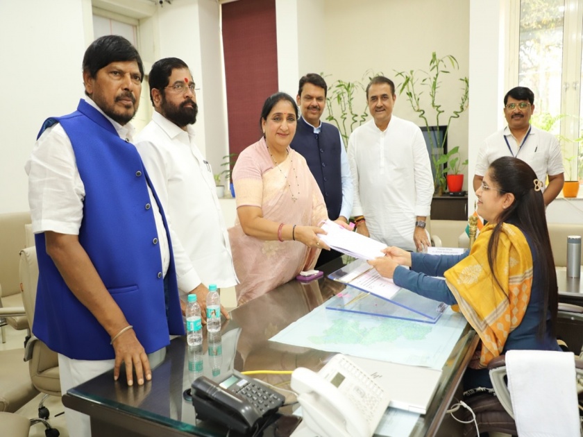 Sunetra Pawar filed nomination form for Baramati Lok Sabha constituency in the presence of Chief Minister Eknath Shinde | मुख्यमंत्री एकनाथ शिंदेंच्या उपस्थितीत सुनेत्रा पवारांनी भरला उमेदवारी अर्ज, सुप्रिया सुळेंशी लढत