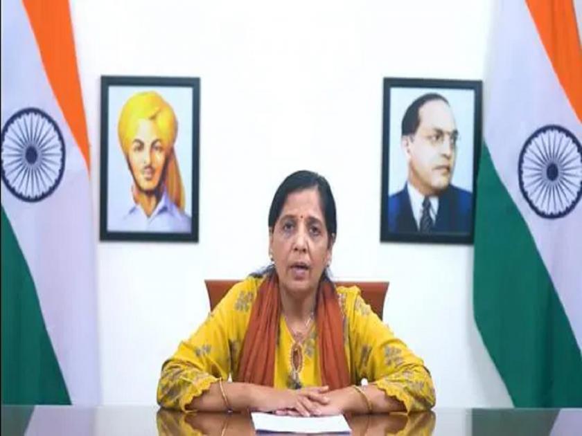 Arvind Kejriwal's message was read by his wife Sunita sitting in the Chief Minister's chair | मुख्यमंत्र्यांच्या खुर्चीत बसून पत्नी सुनीता यांनी वाचला केजरीवाल यांचा संदेश