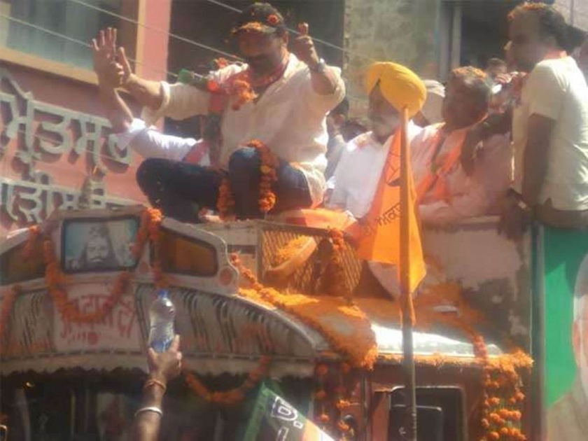 Lok Sabha Election 2019 sunny deol started road show | सनी देओलचा 'गड्डी लेकर' प्रचार; ट्रकवर बसून केला 'रोडशो'
