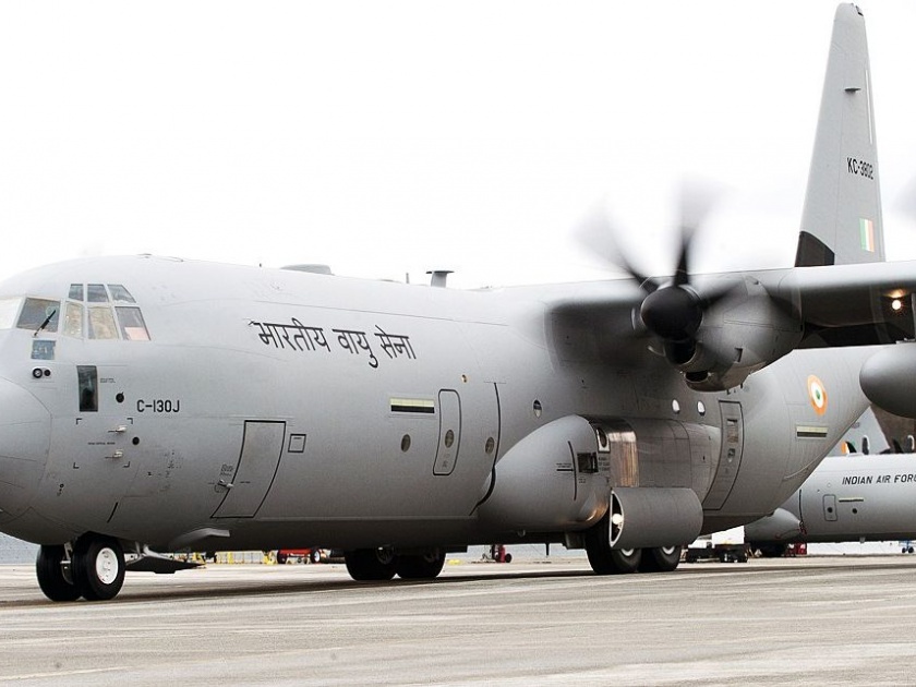 False! The massive 'C-130 Super Hercules' aircraft was launched by the Indian Air Force on Expressway | VIDEO - भन्नाट! इंडियन एअर फोर्सने एक्सप्रेस वे वर उतरवले महाकाय 'C-130 सुपर हर्क्युलिस' विमान