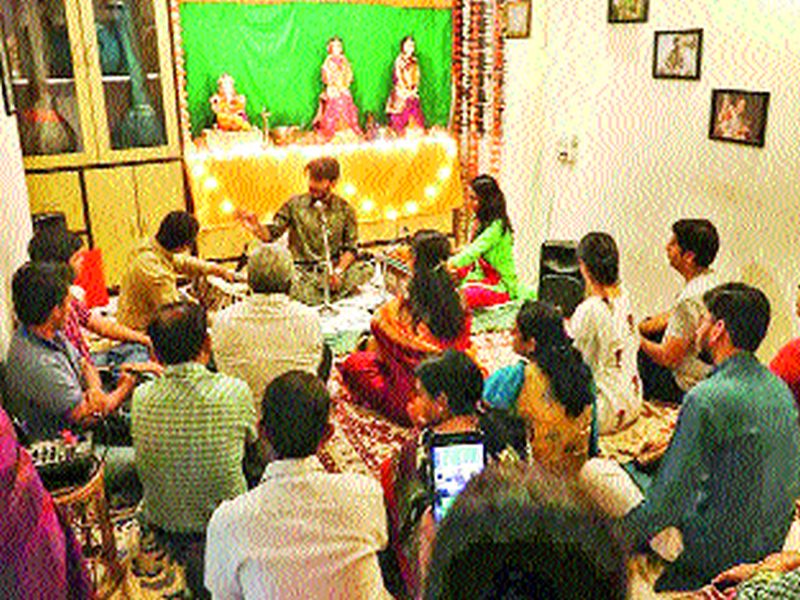 'Suramafl' in front of Ganapathi; Family initiative to serve music | गणाधिपतीसमोर ‘सूरमैफल’; संगीताची सेवा करणाऱ्या कुटुंबाचा पुढाकार