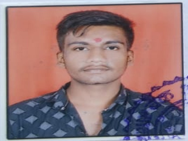 Student's suicide by standing in front of the running train in Aurangabad | धावत्या रेल्वेसमोर उभे राहून विद्यार्थ्याची आत्महत्या
