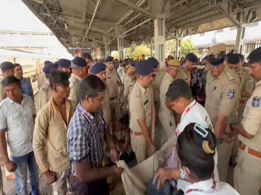 Surat railway station crowded to go to Bihar for Chhath puja one died getting in train | छठ पूजेसाठी बिहारला जाण्यासाठी सूरत रेल्वे स्थानकार प्रचंड गर्दी, चेंगराचेंगरीत एकाचा मृत्यू