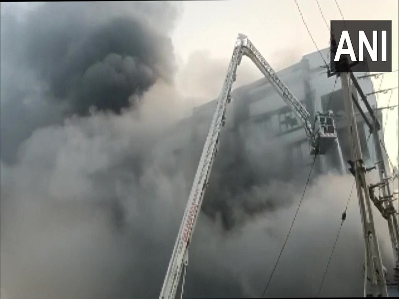 Gujarat fire news, huge fire broke out at a factory in Surat, workers jumped from the 5th floor to save lives | सूरतमध्ये अग्नीतांडव, दोघांचा मृत्यू; जीव वाचवण्यासाठी मजुरांनी 5 व्या मजल्यावरुन मारल्या उड्या