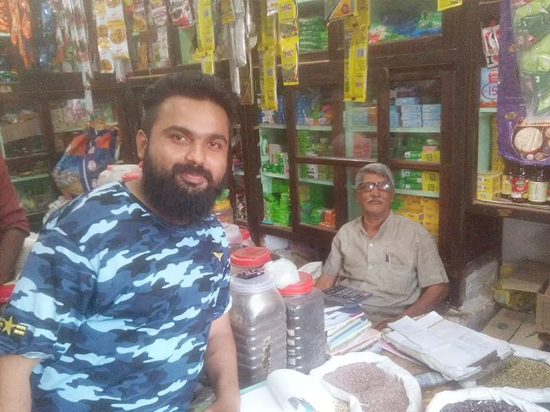 Viral Truth: Manohar Parrikar's brother runs a grocery store in goa | व्हायरल सत्य: मनोहर पर्रीकरांचे भाऊ खरंच किराणा मालाचं दुकान चालवतात?