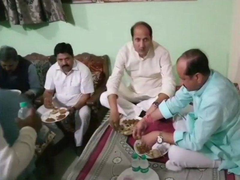 UP minister visits Dalit house eats food cooked in Hotel | 'दलितांसोबत राहा'; या आमदार महाशयांनी मोदींच्या आदेशापासून अशी काढली पळवाट