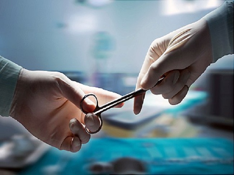 massive cervical surgery by showing fear of illness in Beed district | बीड जिल्ह्यात आजाराची भीती दाखवून गर्भाशय काढण्याचा बाजार
