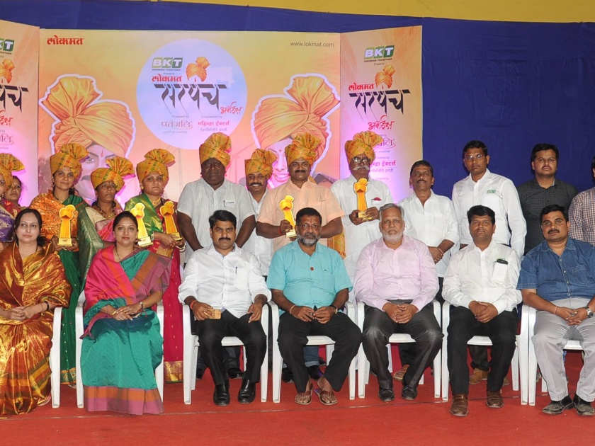 Kolhapur: Distribution of 'Lokmat Sarpanch Awards' at the grand ceremony of 'Lokmat' given to the villagers | कोल्हापूर : ग्रामविकासातील शिलेदारांना ‘लोकमत’ने दिले बळ, शानदार समारंभात ‘लोकमत सरपंच अ‍ॅवॉर्डस्’चेवितरण