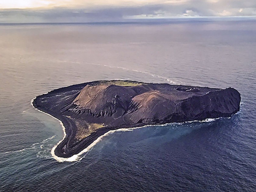Surtsey island where nobody can enter only scientist | एक असं बेट जिथे जाण्याची कुणालाच नाही परवानगी, कारण वाचून व्हाल थक्क....