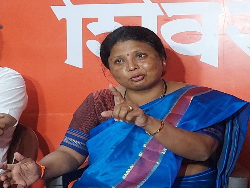 Sushma Andhare's criticism, time to raise the bar on BJP loyalists | भाजपातील निष्ठावंतावर सतरंज्या उचलण्याची वेळ, सुषमा अंधारे यांची टीका