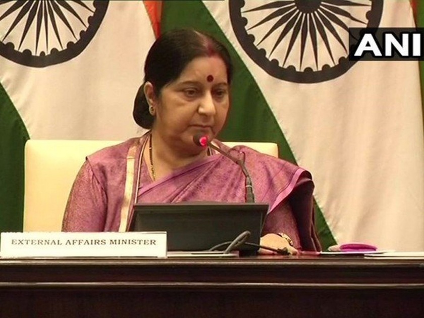 colombo blast we are keeping a close watch on the situation says sushma swaraj | Sri Lanka bomb blasts : भारत श्रीलंकेतील परिस्थितीवर नजर ठेवून, हेल्पलाईन नंबर जारी