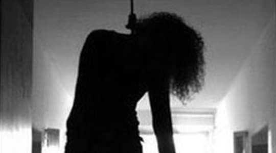 A young woman commits suicide after she's angry | आई रागावल्याच्या रागातून तरूणीची आत्महत्या