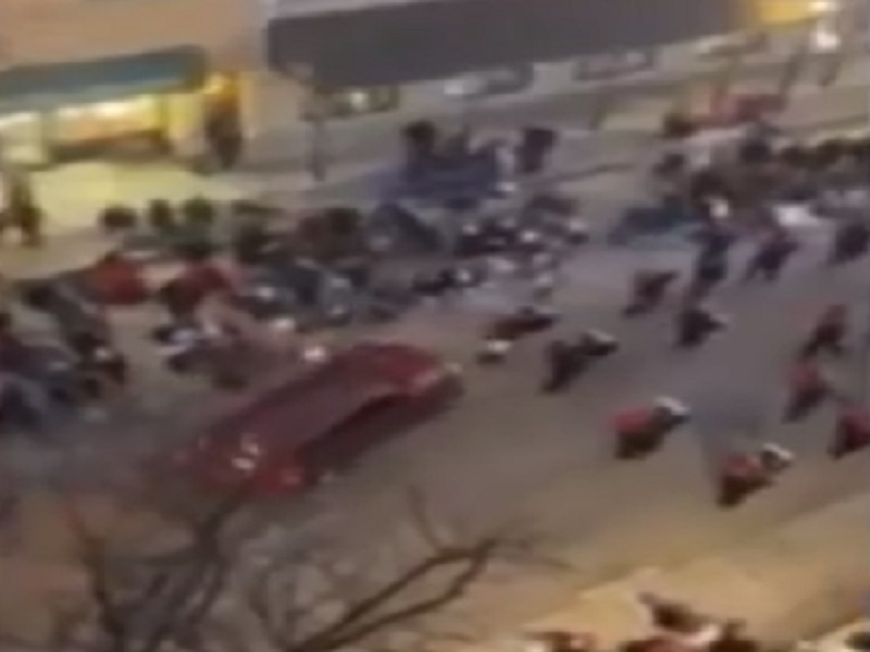 Several feared dead in US as SUV rams christmas parade | अमेरिकेत ख्रिसमस परेडमध्ये कार घुसली, 20 जणांना चिरडलं, पाहा व्हिडीओ