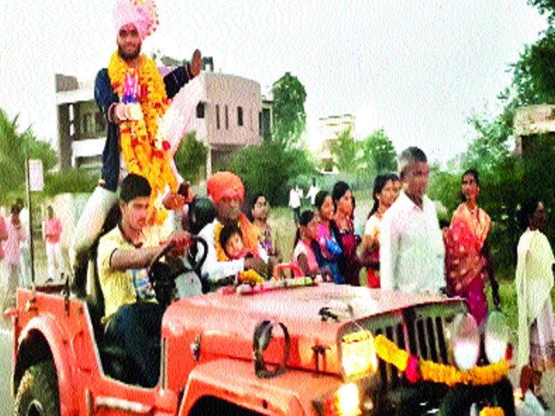 Suyash Jadhav's procession in time | वेळापुरात सुयश जाधवची मिरवणूक