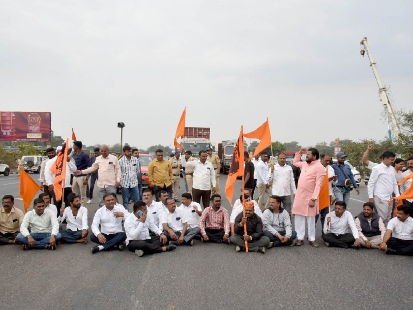block road by maratha community members in nashik summarized demand for distribution of Kunbi certificates | नाशकात मराठा समाजबांधवांतर्फे रास्ता रोको; सरसकट कुणबी प्रमाणपत्रांचे वाटप करण्याची मागणी