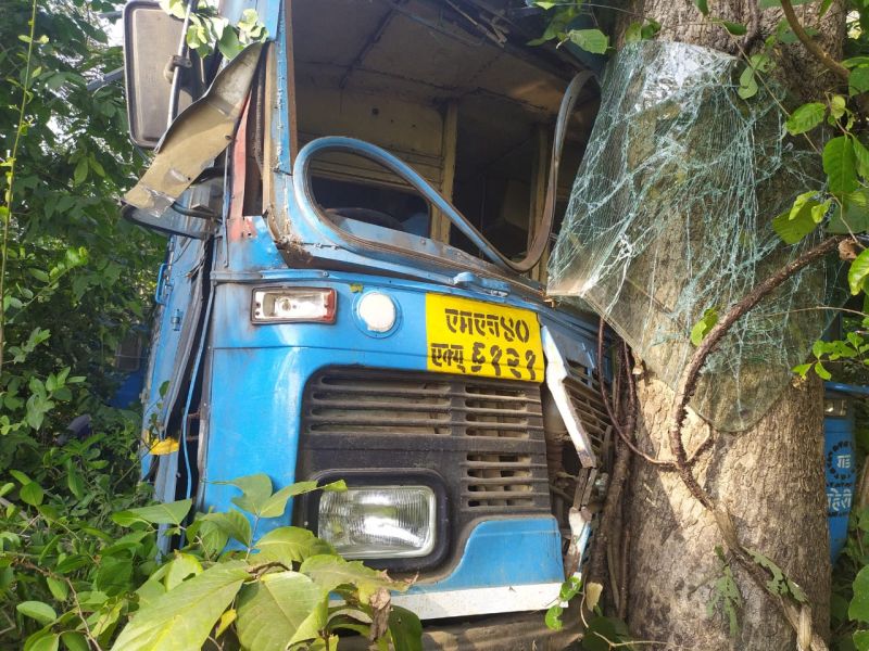 In Gadchiroli, the bus hit the tree; Many passengers were injured | गडचिरोलीत बस झाडावर आदळली; अनेक प्रवासी जखमी