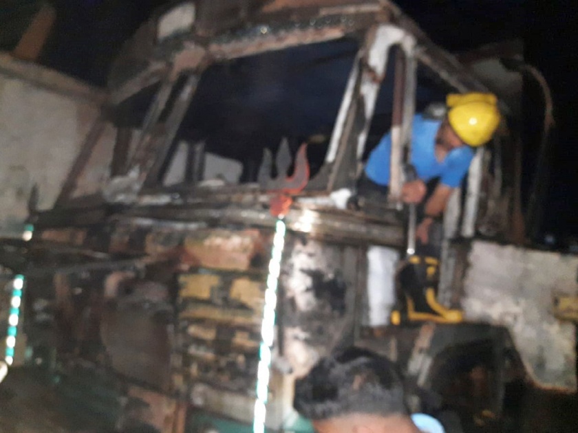 A truck that came for servicing caught fire, causing a loss of around four lakh rupees | सर्व्हिसिंगसाठी आलेल्या ट्रकला लागली आग, सुमारे चार लाख रुपयांचे नुकसान
