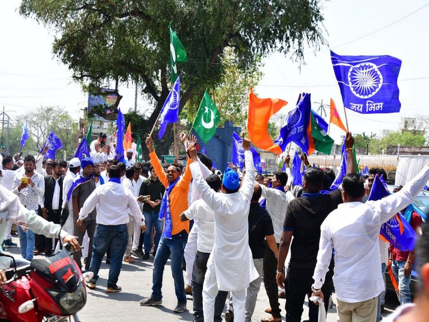 Loksabha Election 2024: Blue-saffron flags are also used in nominations, campaign rallies and meeting places | नामांकन, प्रचार रॅली अन् सभास्थळीही निळ्या-भगव्या पताकांचा वरचष्मा