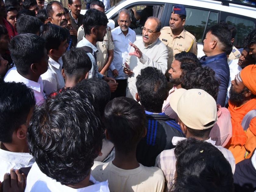 Guardian Minister Vikhe Patil stopped on the road and solved the problem of the students | पालकमंत्री विखे पाटील यांनी रस्त्यात थांबून सोडविला विद्यार्थ्यांचा प्रश्न