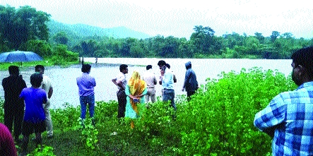 Three people got stuck in the Savitri river basin | सावित्री नदीपात्रात तीन जण अडकले