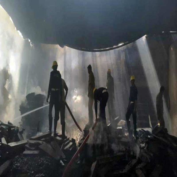 Fire to wood godam at Mahalgaon Kapasi | महालगाव कापसी येथे लाकूड गोदामाला आग 