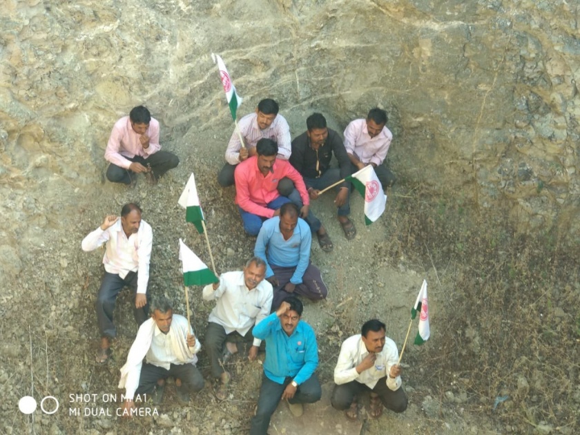 'Swabhimani' agitation In the dry well for the help of 'drought-relief' | 'दुष्काळी' मदतीसाठी 'स्वाभिमानी'चे कोरड्या विहिरीत आंदोलन