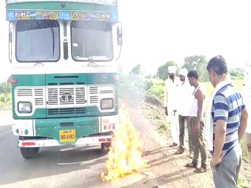 Aggressive agitation of 'Swabhimani' regarding milk price; Trying to burn the truck | दूध दराबाबत 'स्वाभिमानी'चे आक्रमक आंदोलन; ट्रक जाळण्याचा प्रयत्न