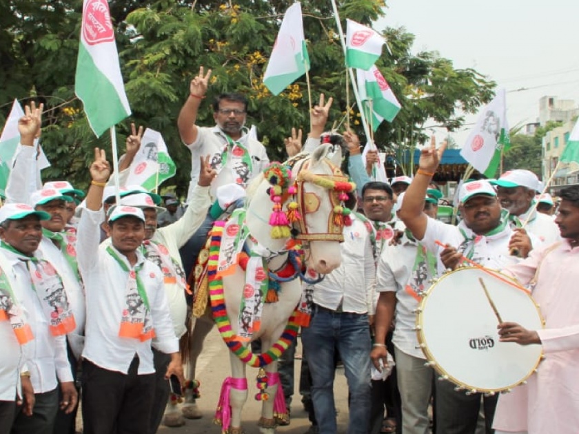 District President of Swabhimani Party Mahesh Kharade filed his candidature for Sangli Lok Sabha | सांगली लोकसभेसाठी 'स्वाभिमानी'च्या महेश खराडेंनी घोड्यावरुन जात दाखल केला उमेदवारी अर्ज