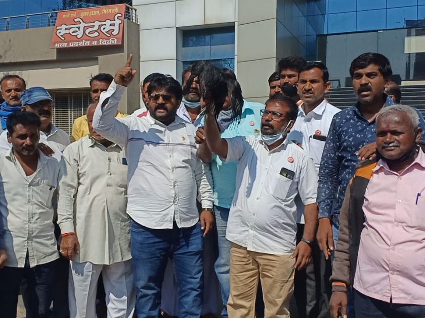 Sangli arrest of self-respecting activists who released hens during Fadnavis' tour | फडणवीसांच्या दौऱ्यांत कोंबड्या सोडणाऱ्यां स्वाभीमानी कार्यकर्त्यांची सांगलीत धरपकड