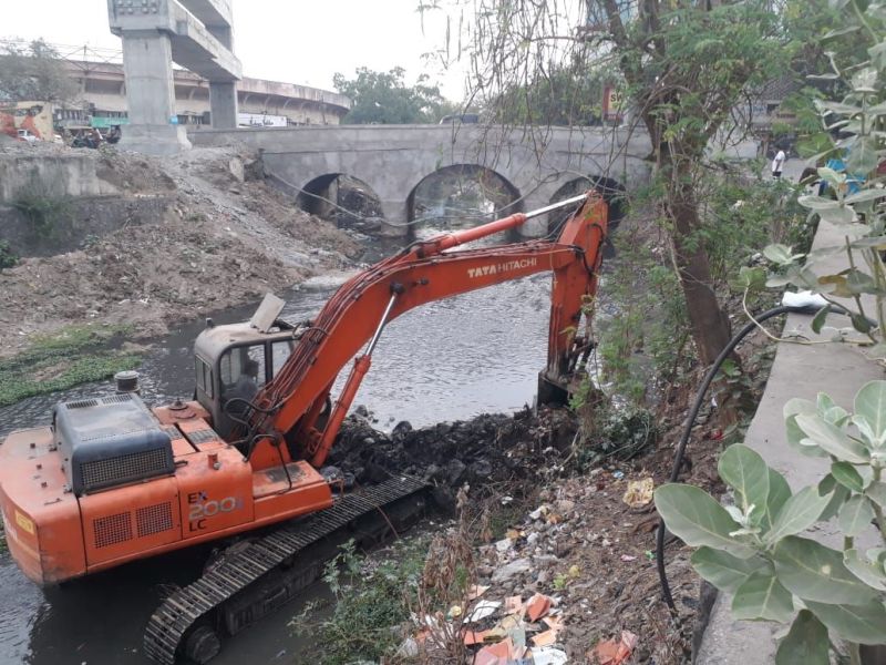 In Nagpur River Cleaning Campaign : In the last 10 days, the mud extracted 34,000 tons | नागपुरात नदी स्वच्छता अभियान : दहा दिवसात ३४ हजार टन काढला गाळ