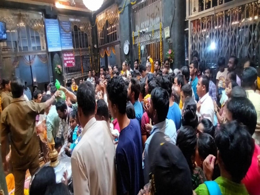 kilometer long queue of devotees came to Maharashtra for Swami's darshan in Solapur | स्वामी दर्शनासाठी महाराष्ट्र लोटलं..भाविकांची एक किलोमीटर लांब रांग!