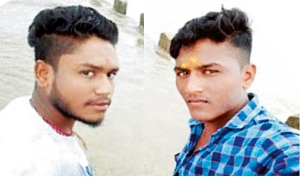 Two young men carrying a two wheeler in a gurushale fell off while washing their bikes | दुचाकी धुताना पाय घसरून गुरसाळेत दोन तरुण गेले वाहून