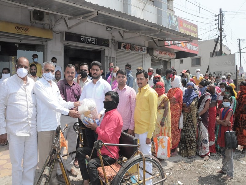 Swarajya Pratishthan helped the poor during the crisis, distributed one thousand grocery kits | स्वराज्य प्रतिष्ठानचा संकट काळात गरिबांना मदतीचा हात, एक हजार किराणा किटचे वाटप