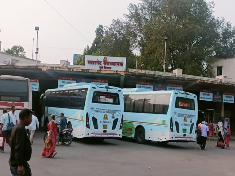 State transport bus in depo private bus Passengers are charged double fares | एसटी आगारात अन् खासगी बस सुसाट! प्रवाशांकडून आकारले जाताहेत अव्वाच्या सव्वा दर