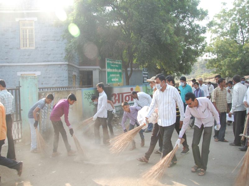 30 km by Sriasamtha seekers in forty Clean the roads | चाळीसगावमध्ये श्रीसमर्थ साधकांनी केले ३० कि.मी. रस्ते स्वच्छ