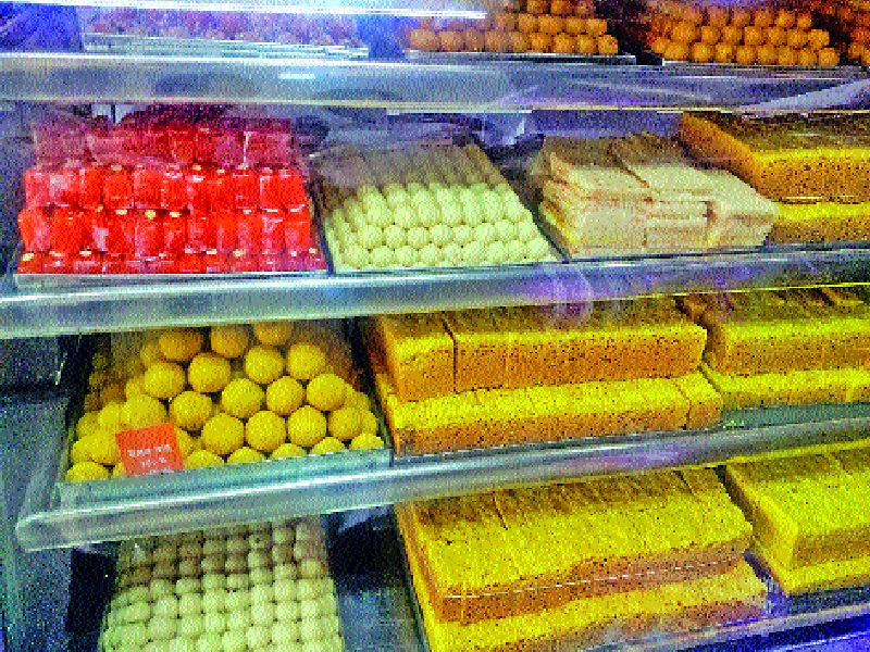 The market of the sweet food market has shaky | गोडधोड पदार्थांची बाजारपेठ गजबजली