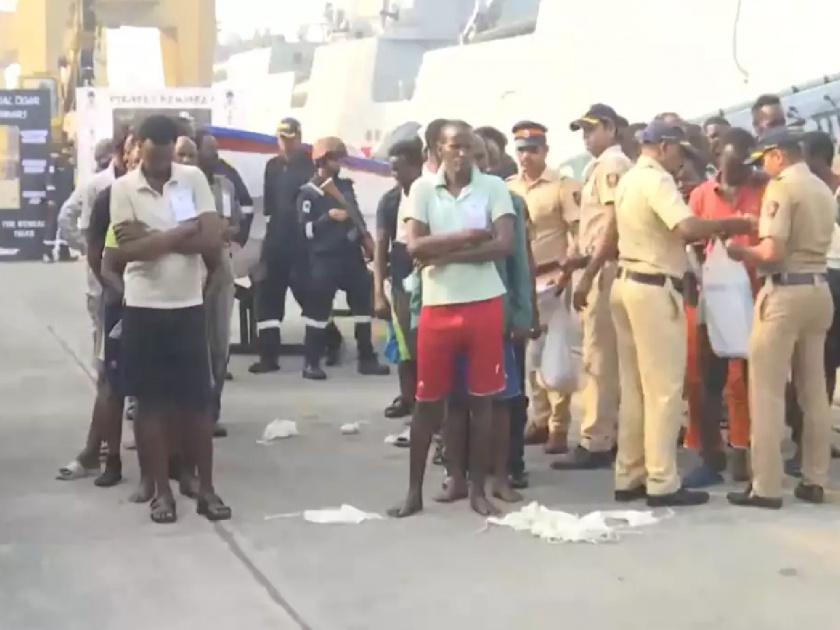 Indian Navy brings 35 captured Somali pirates, handed over to Mumbai Police | समुद्रात ४० तासांचा थरार, भारतीय नौदलाची मोठी कामगिरी; ३५ समुद्री चाचे जेरबंद