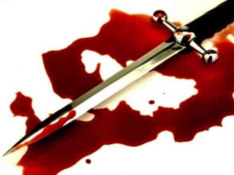 Sword attack on youth in kivale | हॉटेलमध्ये मिसळ खाण्यासाठी आलेल्या युवकावर तलवारीने प्राणघातक हल्ला 