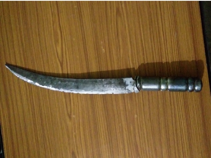Three swords seized in Beed by local crime branch | बीडमध्ये स्थानिक गुन्हे शाखेच्या कारवाईत तीन तलवारी जप्त