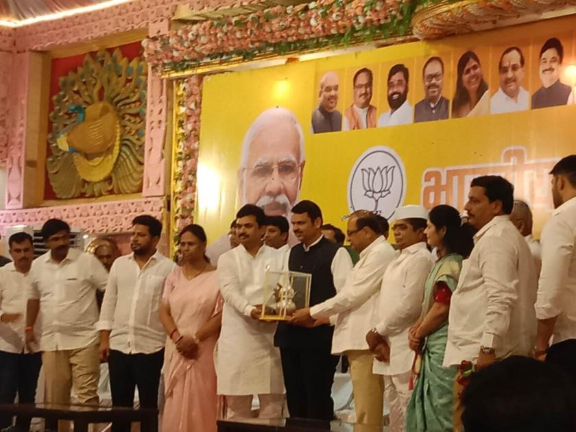At the Ahmednagar BJP meeting, Devendra Fadnavis criticized the Uddhav Thackeray along with the Congress-NCP | पंतप्रधान मोदींना हटविण्यासाठी अलिबाबा आणि चाळीस चोर एकत्र - देवेंद्र फडणवीस