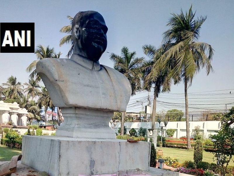 West Bengal: Bharatiya Jana Sangh founder Syama Prasad Mukherjee's bust vandalized | कोलकातामध्ये डॉ. श्यामा प्रसाद मुखर्जी यांच्या पुतळ्याची विटबंना