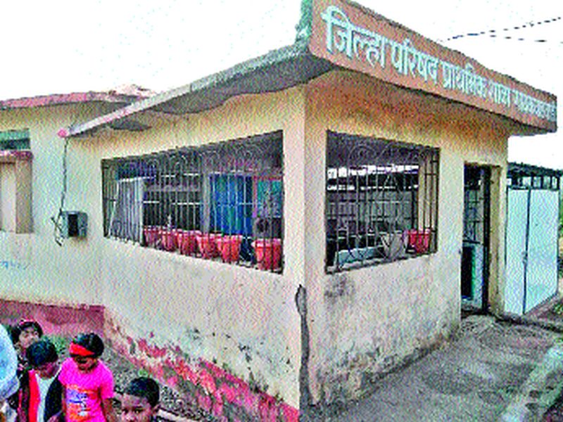 District Education School's condition deteriorated, four children were injured | जिल्हा परिषद शाळेची दुरवस्था, कमान पडून 4 मुले जखमी