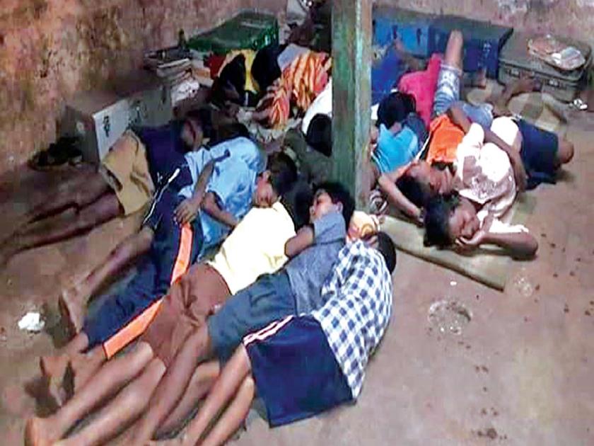 The tribal students of the ashram school sleep on the ground | आश्रमशाळेचे आदिवासी विद्यार्थी झोपतात जमिनीवर