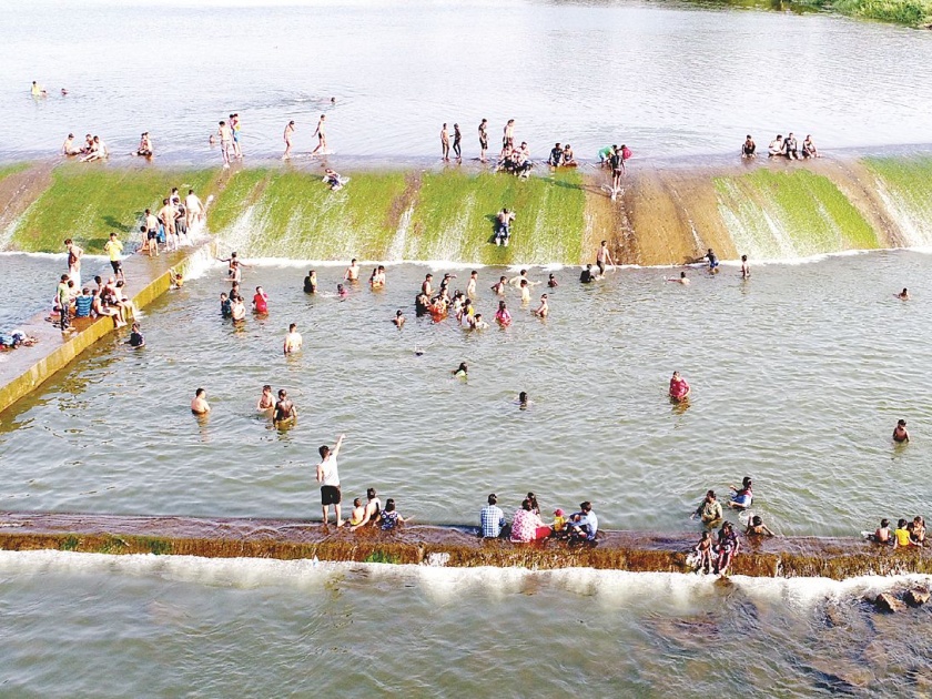 To enjoy the holidays, Badlapur dam has been damaged by tourists | सुटीचा आनंद घेण्यासाठी बदलापूरचे बॅरेज धरण पर्यटकांनी फुलले