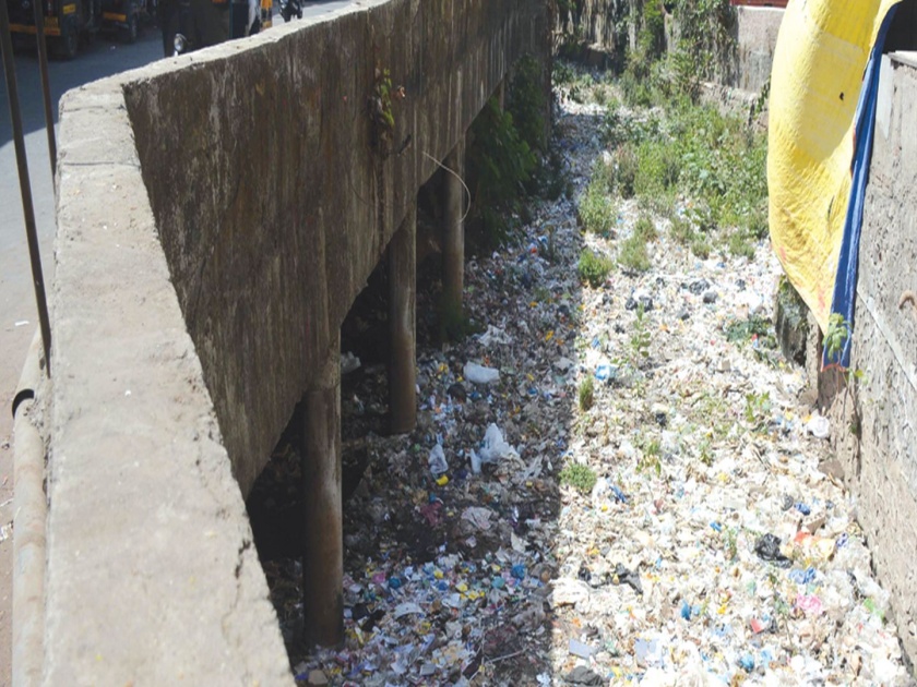 Tumbles canals due to plastic wastes; Civil strife caused by bad luck | प्लास्टिक कचऱ्यामुळे तुंबले नाले; दुर्गंधीमुळे नागरिक त्रस्त