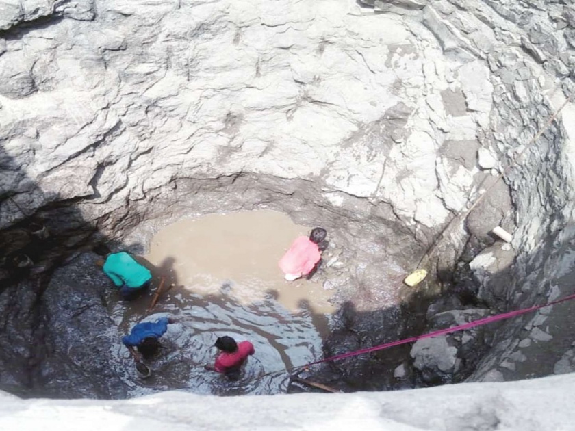 The base reached by a well in Sheelgaon | शेलगावमध्ये विहिरीने गाठला तळ